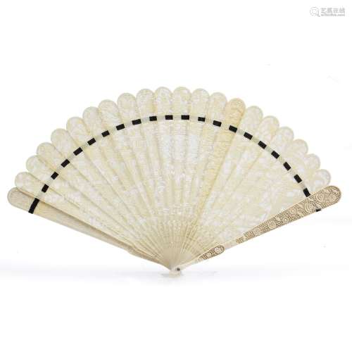 Canton ivory fan Chinese, 1900 decorated to the blades with floral motifs, the central scene with