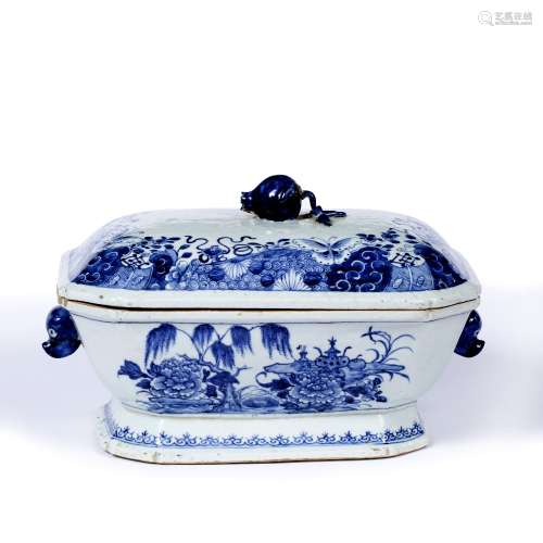 Export blue and white porcelain tureen and cover Chinese, Qianlong with butterfly, ribbon and