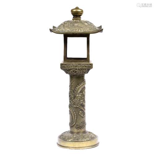 Brass lamp Chinese decorated with a column decorated with a five clawed dragon, the upper lamp