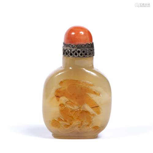 Misty pale brown agate snuff bottle Chinese, 1820-1880 of rounded rectangular form with toffee brown