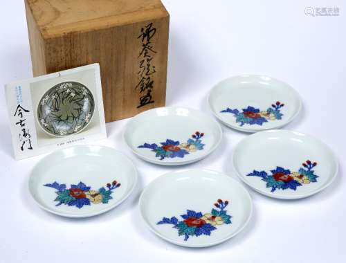 Set of five Nabeshima dishes Japanese decorated in kakiemon colours, in original case, decorated