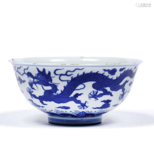 Blue and white bowl Chinese, Qianlong (1735-1796) decoration with two five clawed dragons divided