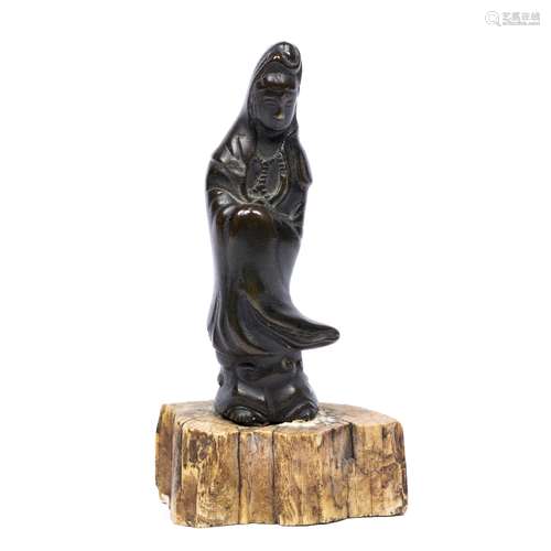 Bronze figure of Guanyin Chinese, 18th/19th Century modelled with flowing robes and her hands