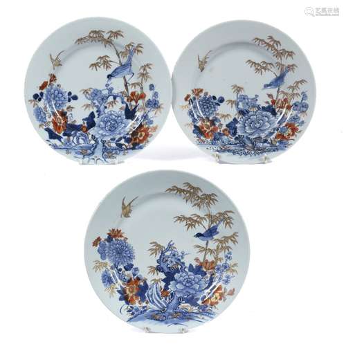 Porcelain charger Chinese, late Kangxi decorated in the Imari style in under glaze blue, over