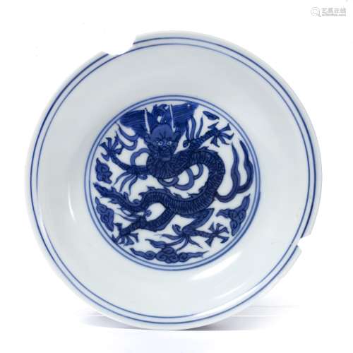 Blue and white saucer dish Chinese, late Ming centrally decorated with a five claw dragon within