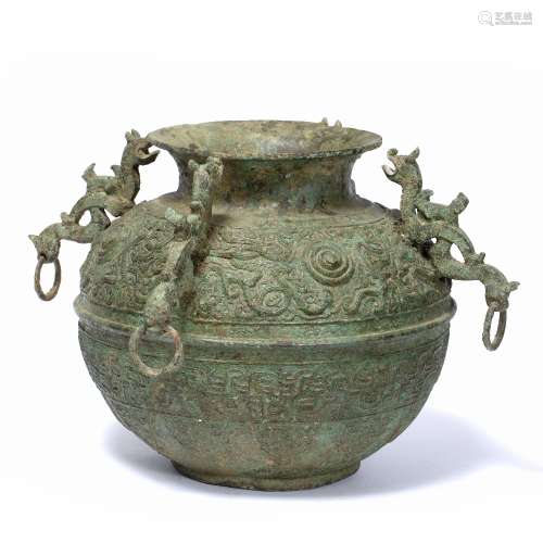 Bronze ritual vessel, Pou Chinese Shang Dynasty style, the body decorated in interlocking