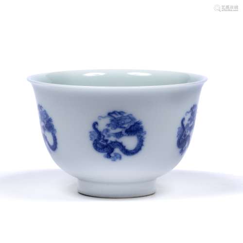 Blue and white porcelain bowl Chinese, 18th/19th Century having five blue dragons to the exterior