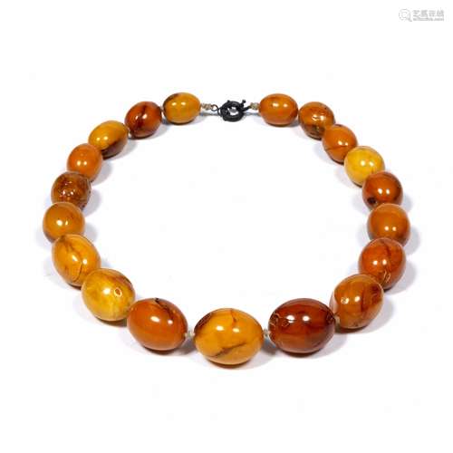 Amber necklace Chinese the large graduated beaded necklace of soft yolk colouring 71cm long,