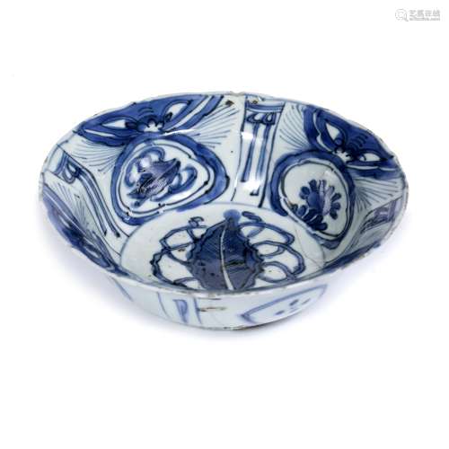 Blue and white small bowl Chinese, Wanli (1563-1620) decorated with leaf to the centre and with