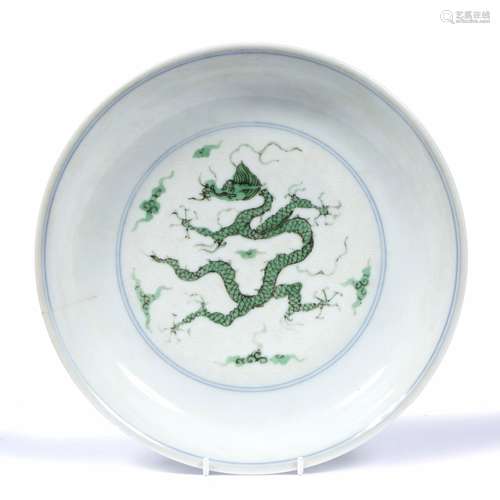 Saucer dish Chinese decorated with a central medallion within which a five claw writhing dragon