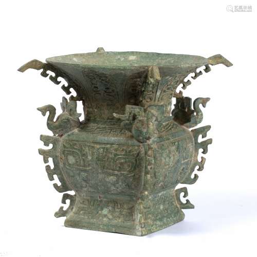 Bronze ritual vessel Chinese Shang Dynasty style, the lower body decorated with repeating birds, the