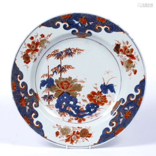 Imari decorated export small charger Chinese, Qianlong decorated with rock work and bamboo 32.5cm