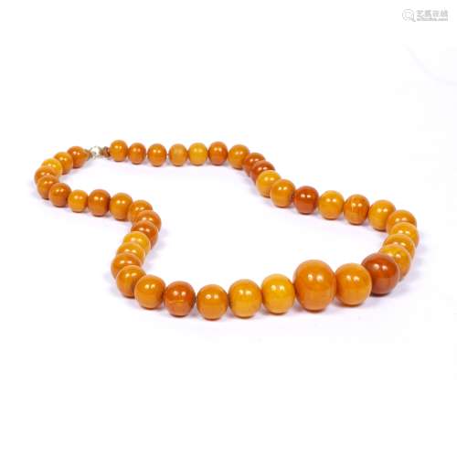 String of graduated amber beads 53g