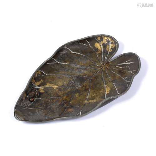Sentoku lotus leaf Japanese, Meiji shaped tray with gold leaf markings upon which a copper frog