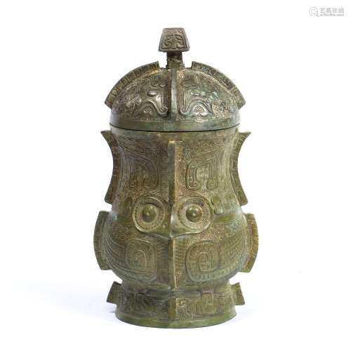 Bronze vessel, Yu Chinese Weston Zhou style, the body cast either side to the middle with a face,