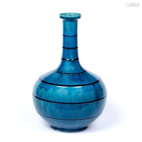 Bottle vase Chinese, 19th century decorated with a repeating ribbed pattern, with an elongated