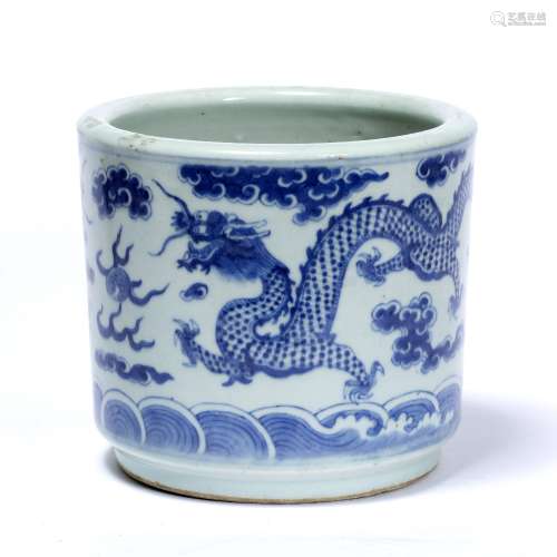 Blue and white bitong Chinese, decorated with two four clawed dragons in the clouds 18cm high x 20cm