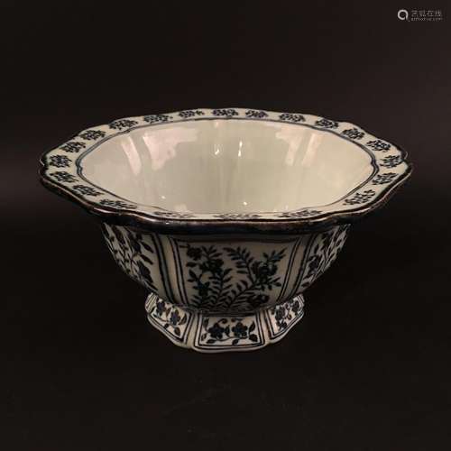 Chinese Blue-White 'Floral' Bowl