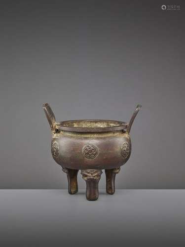 A TRIPOD BRONZE CENSER, MING