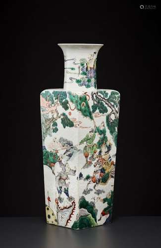 A LARGE KANGXI PERIOD SQUARE VASE