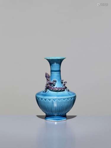 A CHILONG VASE, EARLY 18TH CENTURY