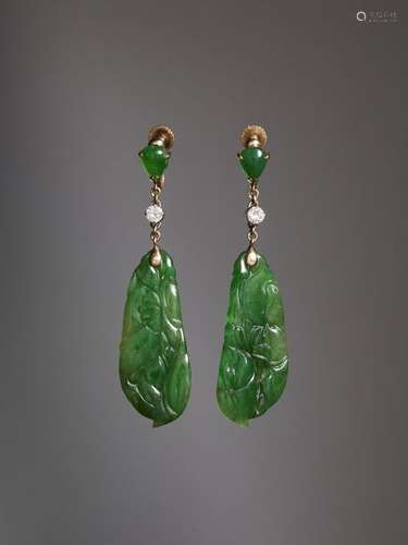 A PAIR OF JADE EARRINGS, 1920s