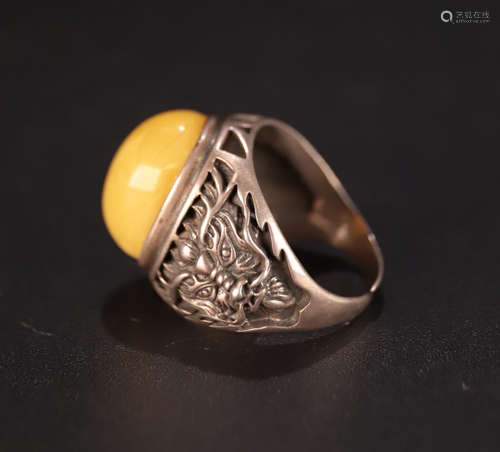 A SILVER WITH BEESWAX DRAGON PATTERN FINGER RING