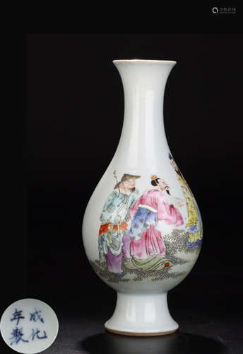 A FAMILLE GLAZE CHARACTER PATTERN VASE