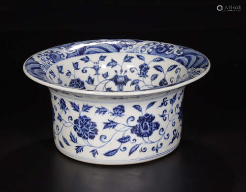 A WHITE AND BLUE GLAZE FLORAL PATTERN PEN WASHER