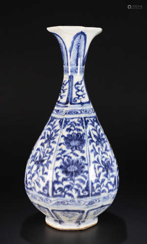 A WHITE&BLUE GLAZE WRAPPED FLOWER PATTERN VASE