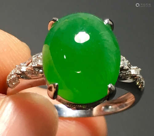 A GREEN JADEITE CARVED CIRCLE FINGER RING, TYPE A