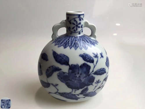 A WHITE&BLUE GLAZE CASTED BAOYUE VASE