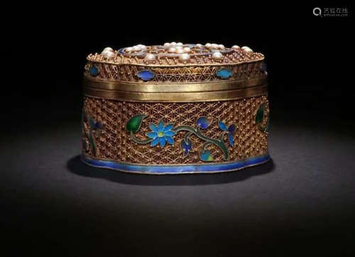 A GILT SILVER CASTED FILIGREE FLOWER PATTERN BOX