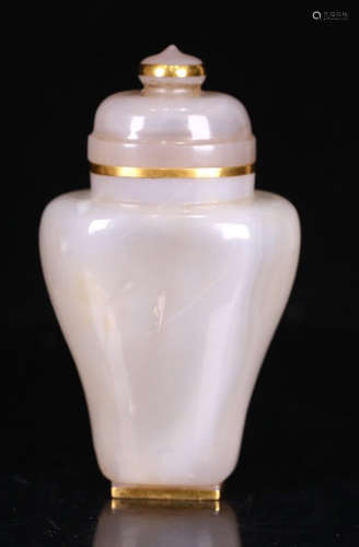 AN AGATE CARVED WITH GOLD DECORATED BOTTLE