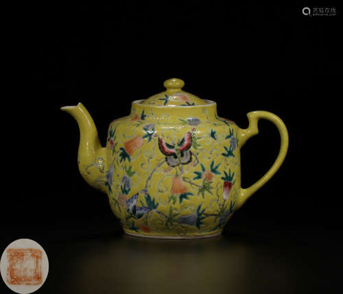 A FAMILLE ROSE GLAZE MELON PATTERN TEAPOT