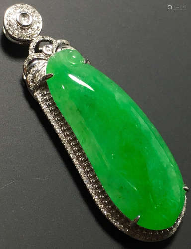 A GREEN JADEITE CARVED MELON PENDANT, TYPE A