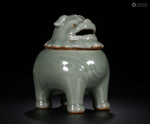 A LONGQUAN YAO GREEN GLAZE LION SHAPED CENSER