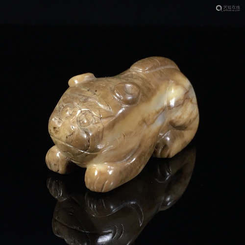 A HETIAN JADE CARVED TIGER SHAPED PENDANT