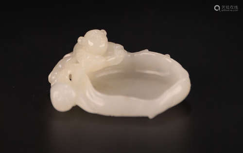 A HETIAN JADE CARVED LOTUS SHAPED PEN WASHER