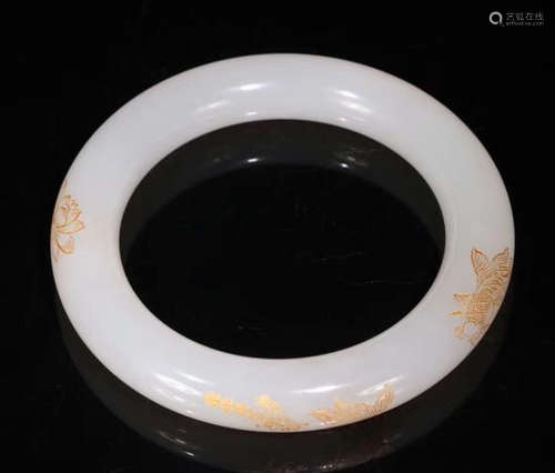 A HETIAN JADE CARVED WITH GILT PATTERN BANGLE