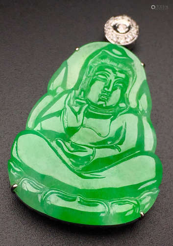 A GREEN JADEITE CARVED GUANYIN BUDDHA PENDANT