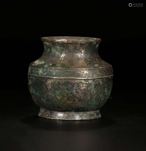 A SILVER CASTED FLORAL PATTERN VASE