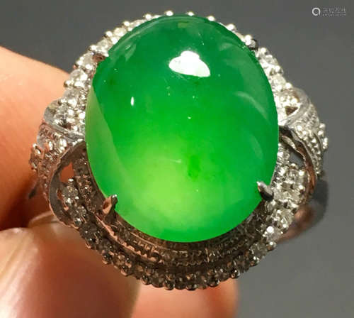 A GREEN JADEITE CARVED CIRCLE FINGER RING, TYPE A