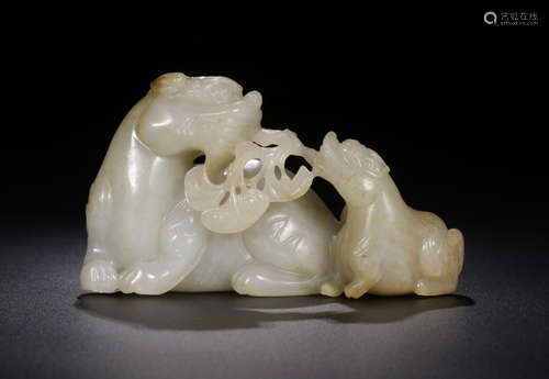 A HETIAN JADE CARVED BEAST SHAPED PENDANT