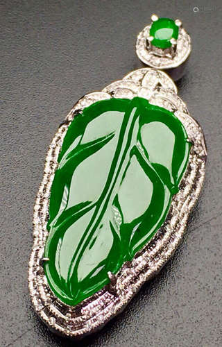 A GREEN JADEITE CARVED LEAF PATTERN PENDANT