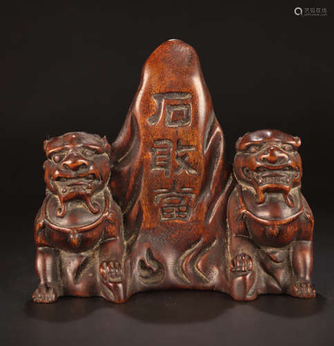 A CHENXIANG WOOD CARVED LION SHAPED PENDANT