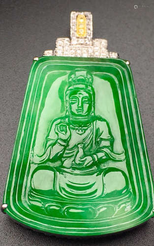 A GREEN JADEITE CARVED GUANYIN BUDDHA PENDANT