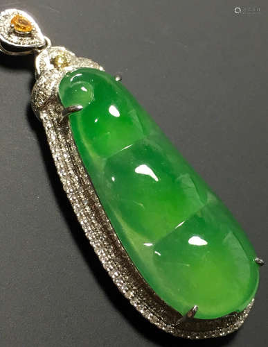 A GREEN JADEITE CARVED BEANS PENDANT, TYPE A