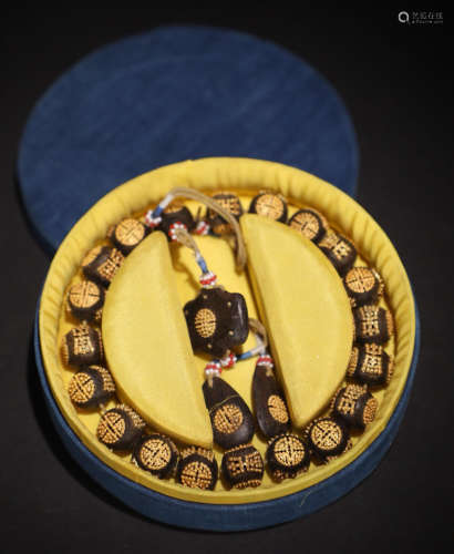A CHENXIANG WOOD WITH GOLD BEAD STRING BRACELET