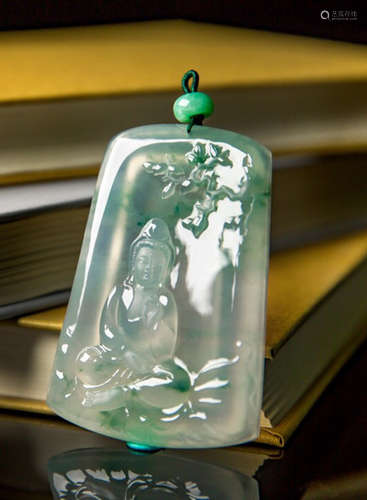 A JADEITE CARVED GUANYIN BUDDHA PENDANT